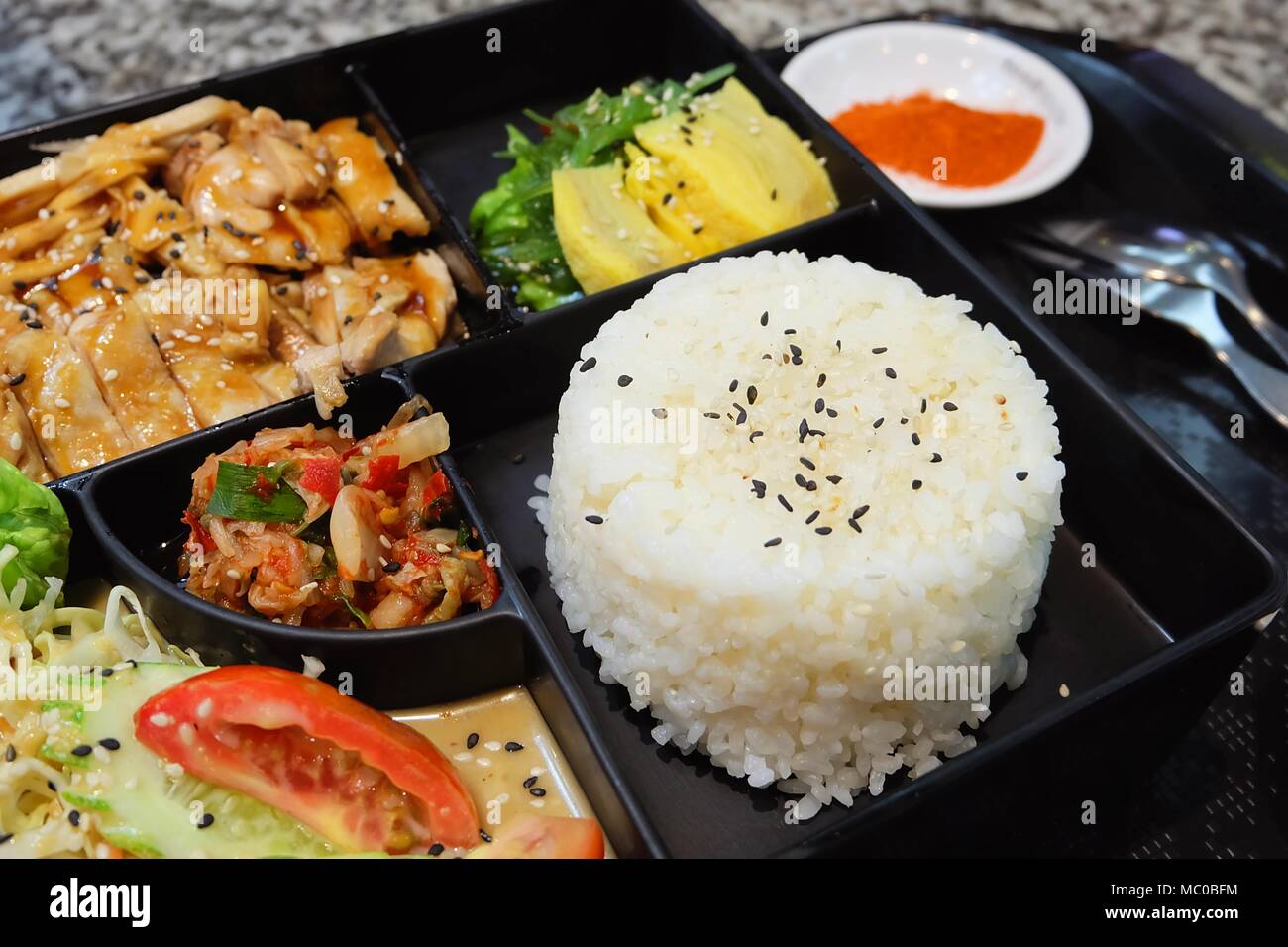 Le Japon, la cuisine traditionnelle ou des Bento Box multidimensionnelle  avec du poulet teriyaki Riz, salade, omelette Tamagoyaki ou laminé, ou des  algues Wakame Hiyashi Photo Stock - Alamy