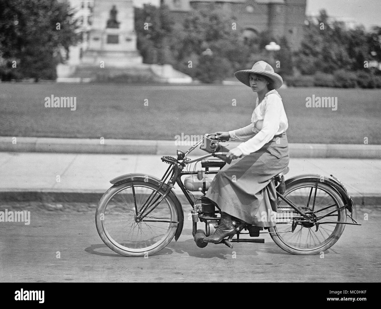 Fille sur le vélo motorisé, vers 1917 Banque D'Images
