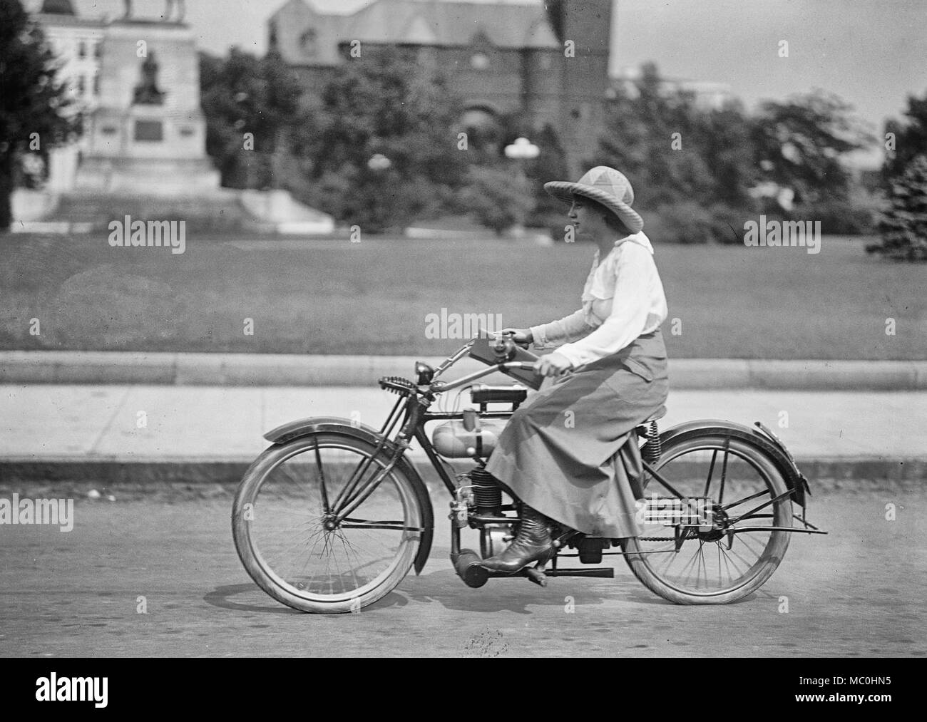Une jeune fille sur un vélo, vers 1918 Banque D'Images