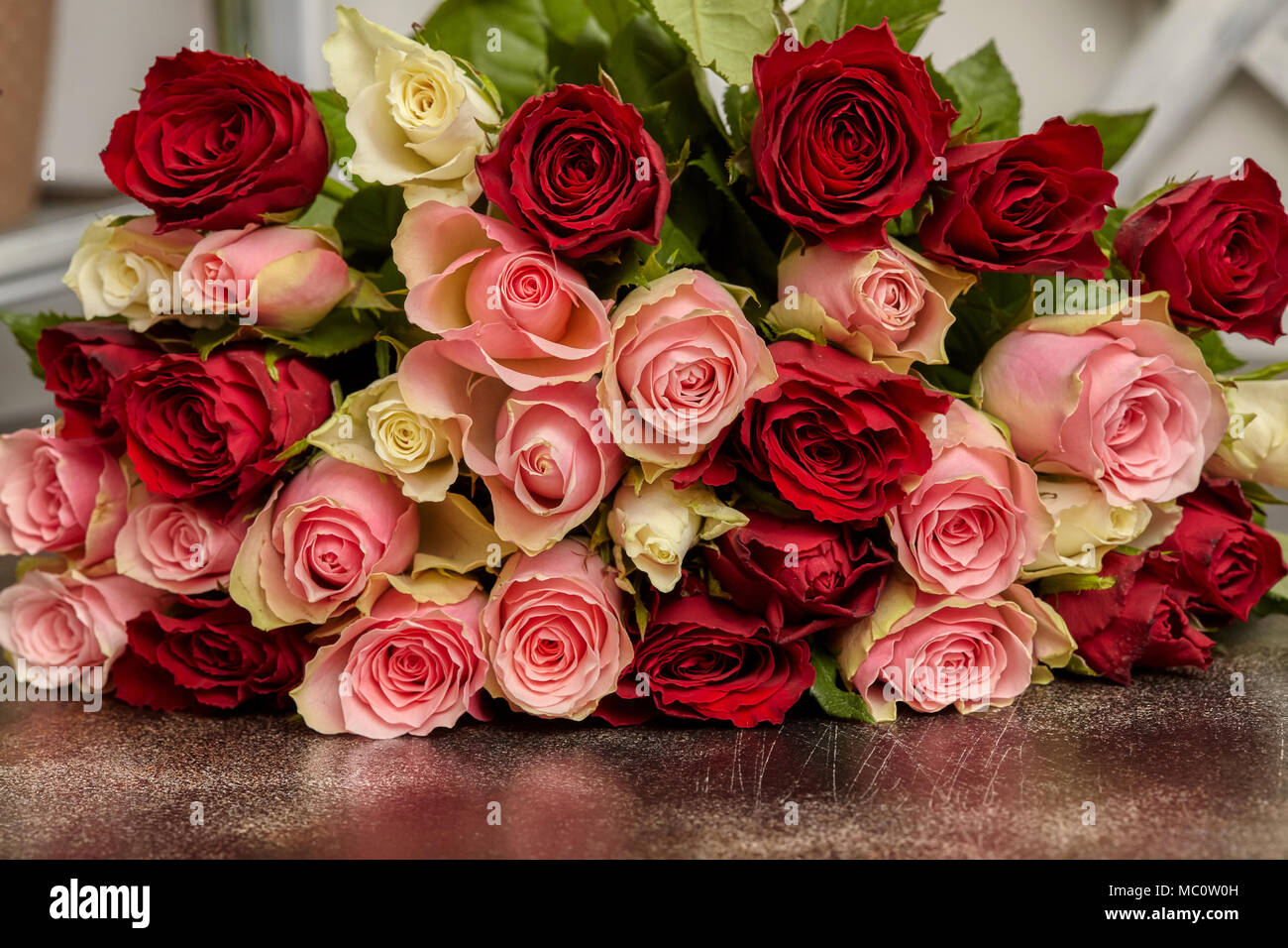 Grand bouquet de roses multicolores, sur table, gros plan Banque D'Images