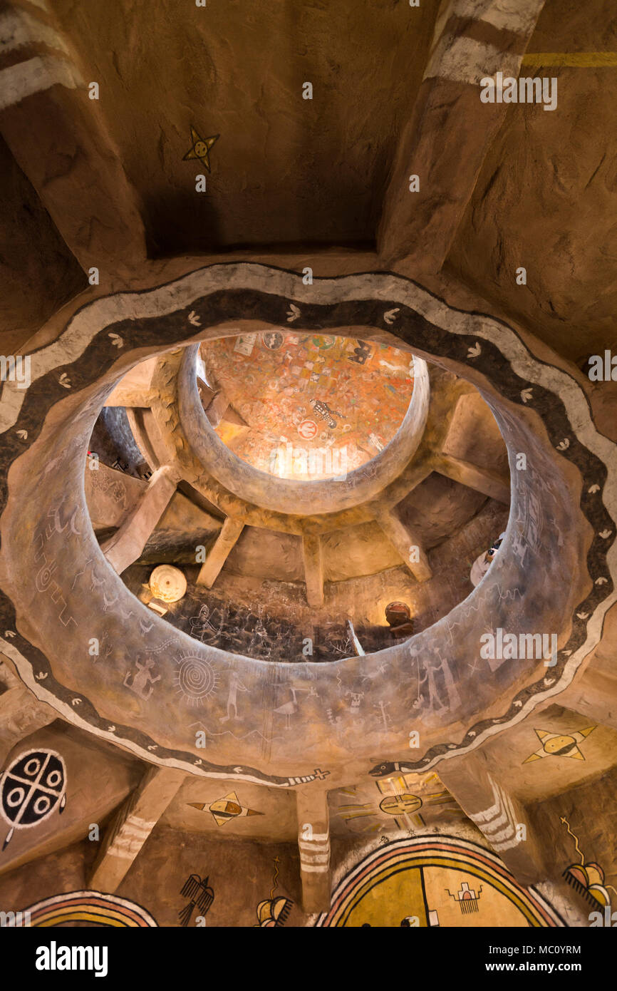 Grand Canyon, Arizona, États-Unis - 28 mars 2017 : l'intérieur de l'historique Desert View Watchtower, un 70 pieds de haut et la structure de mortier en pierre Banque D'Images Grand Canyon, Arizona, États-Unis - 28 mars 2017 : l'intérieur de l'historique Desert View Watchtower, un 70 pieds de haut et la structure de mortier en pierre Banque D'Images