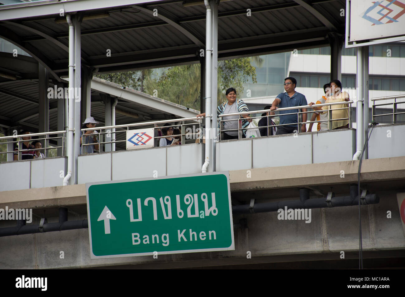 La population thaïlandaise asiatique se tenir debout et marcher sur la passerelle pour piétons rendez-vous au terminal de ligne violette à MRT station Phahonyothin le 19 août 2017 à Bangkok, Banque D'Images