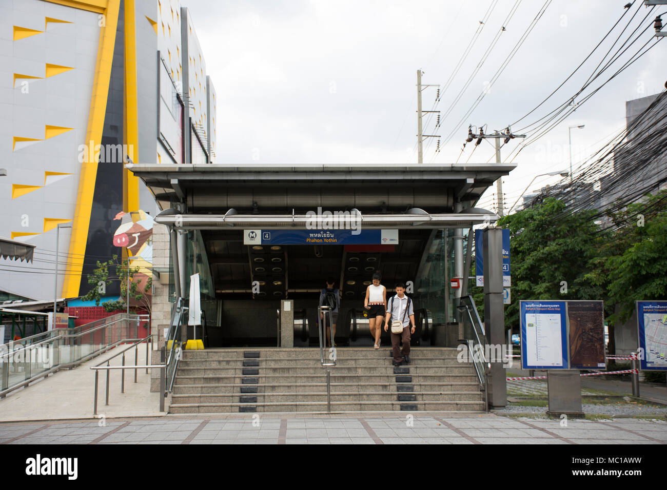 La population thaïlandaise asiatique et les passagers étrangers autour de la borne et le voyage par MRT ligne violette à Phahonyothin gare le 19 août 2017 dans Nonthabuti Banque D'Images