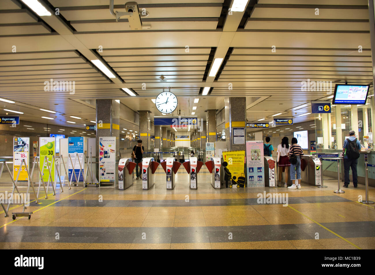 La population thaïlandaise asiatique et les passagers étrangers autour de la borne et le voyage par MRT ligne violette à Phahonyothin gare le 19 août 2017 dans Nonthabuti Banque D'Images