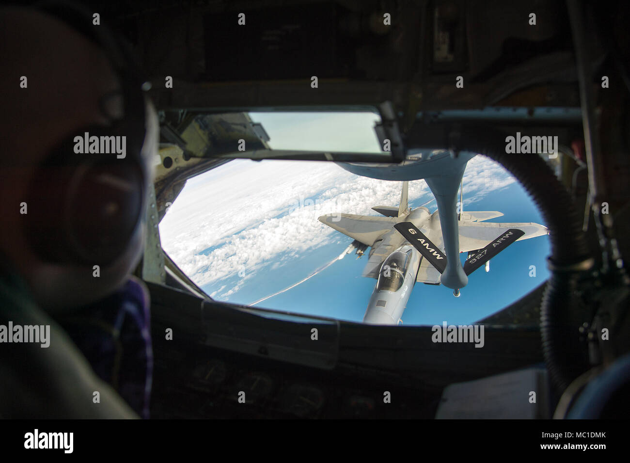 Le sergent-chef de l'US Air Force. Poteet, Justin le 50e Escadron de ravitaillement en vol (EI) Surintendant, se prépare à prendre contact avec un F-15 Eagle avion au cours de la première mission de formation ARS 50e à la base aérienne MacDill, Floride, le 16 janvier 2018. Après avoir été transféré à la 50e, Mcdill a été désigné à partir d'un escadron de transport aérien à l'escadron de ravitaillement. (U.S. Air Force photo par un membre de la 1re classe Caleb Nunez) Banque D'Images