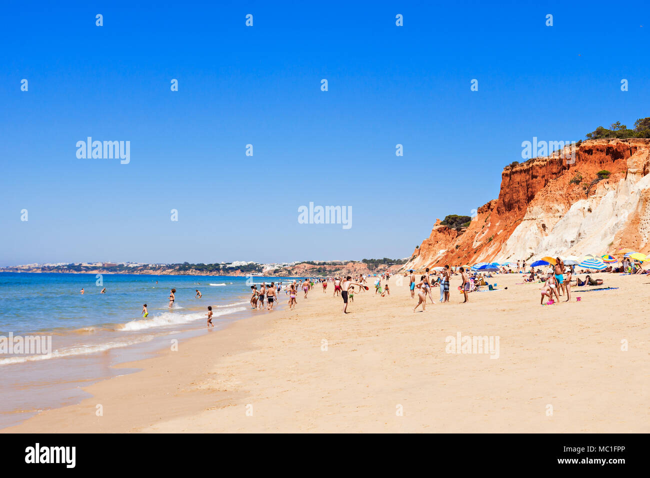 La plage de Falesia, à Albufeira, Algarve au Portugal Banque D'Images