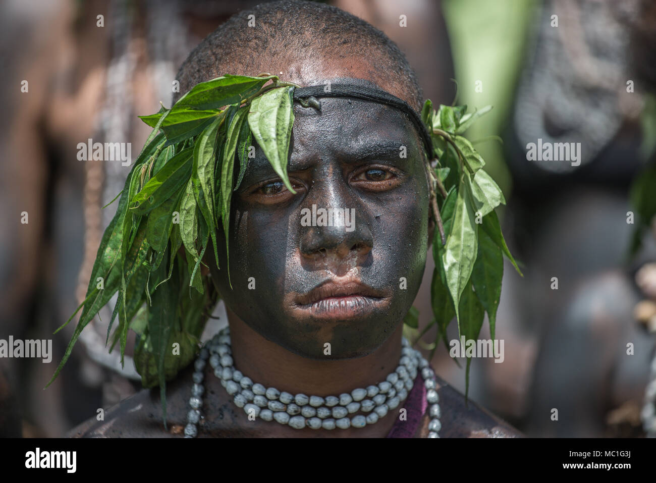 Kumipana Groupe Femmes guerrier paradant à Mount Hagen implique chanter-si Banque D'Images