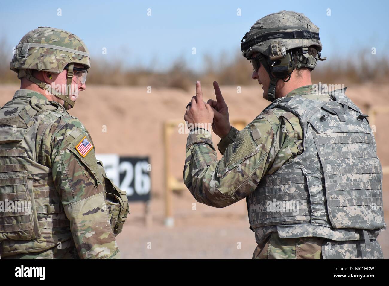 Le s.. John Riley, droite, affecté au 2e Escadron, 13e de cavalerie, 3e Brigade Combat Team, 1st Armored Division, donne le cap. Christopher Henry, gauche, quelques conseils que Henry se prépare à se qualifier sur le M9 à 54, Doña Ana, N.M., Janvier 5, 2018. Banque D'Images