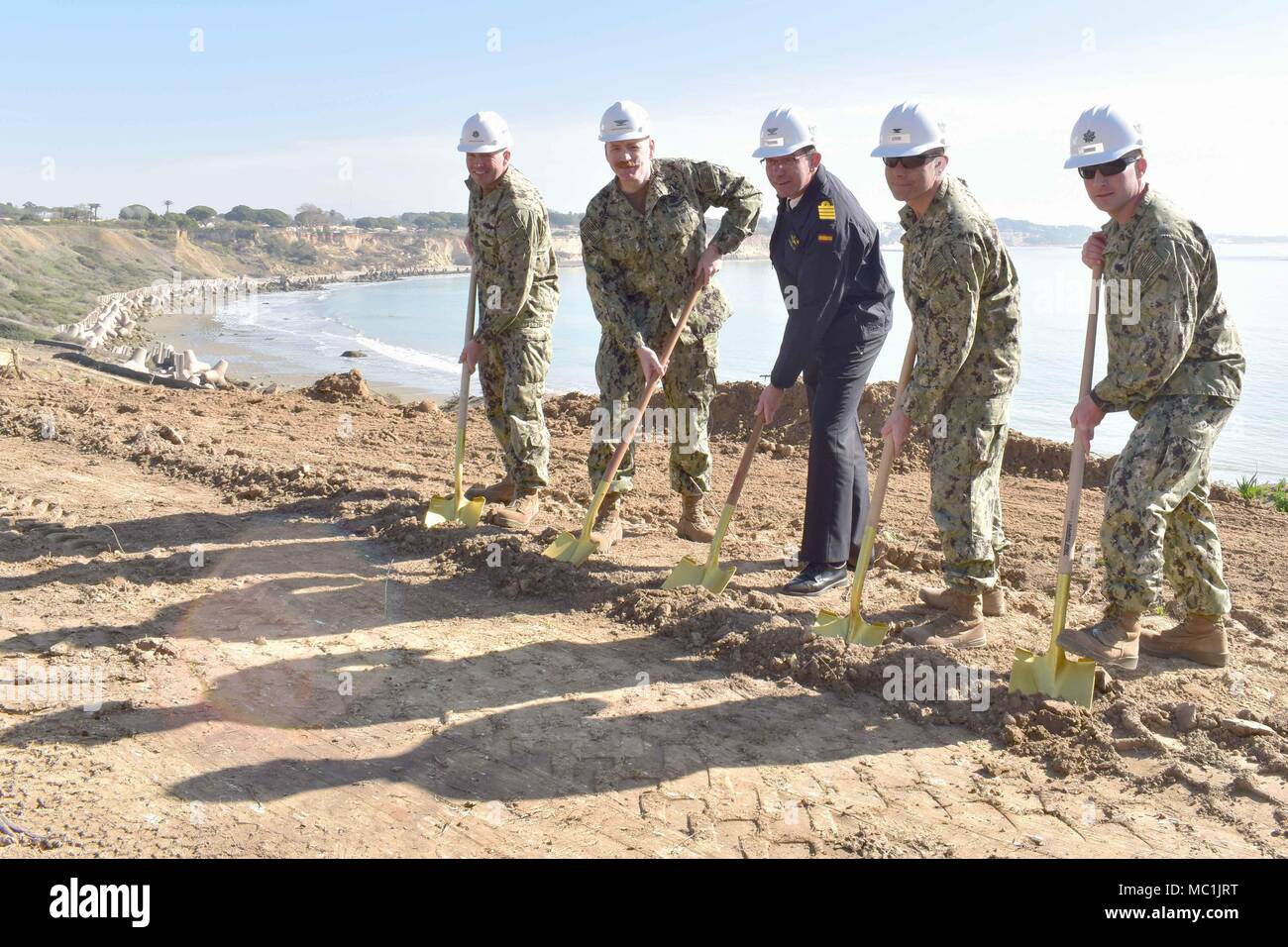 180119-N-VV353-109 NAVAL STATION ROTA, ESPAGNE (janvier 1985). 19, 2018)- Le commandant de la base navale de Rota, l'Armada espagnole, Mobile Naval Construction Battalion 133, commandant de la Task Force 68 et travaux publics posent pour une photo de groupe lors de la cérémonie d'inauguration des travaux au projet de réparation de l'érosion des falaises 19 Janvier, 2018 du site. Le projet de réparation de l'érosion des falaises est un plan pluriannuel en vue de stabiliser les 950 mètres de littoral englobant la base navale de la base de Rota domaine du logement comme une solution permanente à Cliff de l'érosion. (U.S. Photo par marine Spécialiste de la communication de masse de la classe de 3ème M. Jang) Banque D'Images