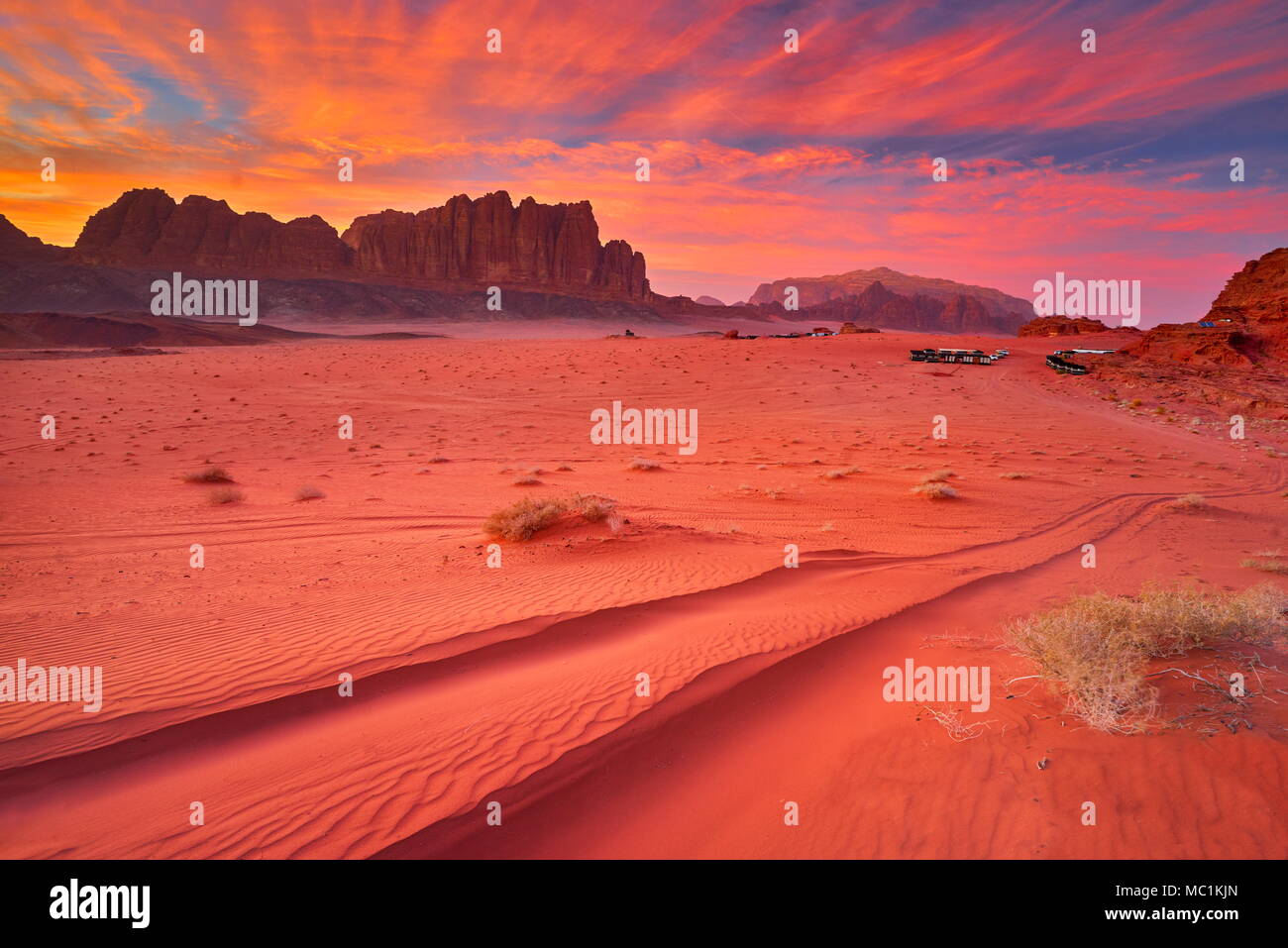 Le désert de Wadi Rum, Jordanie, au coucher du soleil Banque D'Images