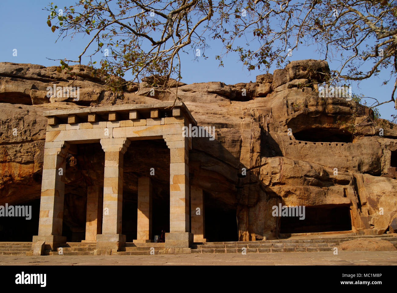 Hathigumpha sur le Udayagiri collines construite en c. 150 BCE Hathigumpha sur grotte grottes udayagiri à Bhubaneswar Inde d'Odisha Banque D'Images