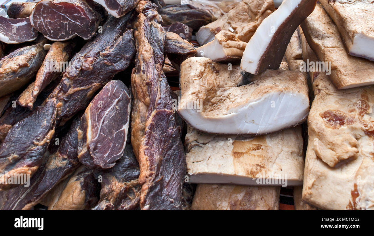Plusieurs produits de viande séchée exposées à la vue et la dégustation avant la vente. Banque D'Images Plusieurs produits de viande séchée exposées à la vue et la dégustation avant la vente. Banque D'Images