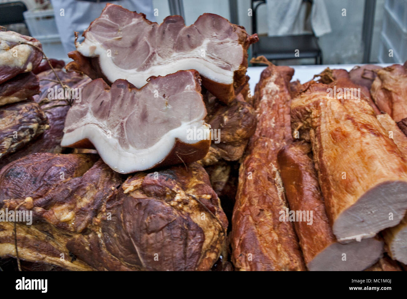 Plusieurs produits de viande séchée exposées à la vue et la dégustation avant la vente. Banque D'Images Plusieurs produits de viande séchée exposées à la vue et la dégustation avant la vente. Banque D'Images
