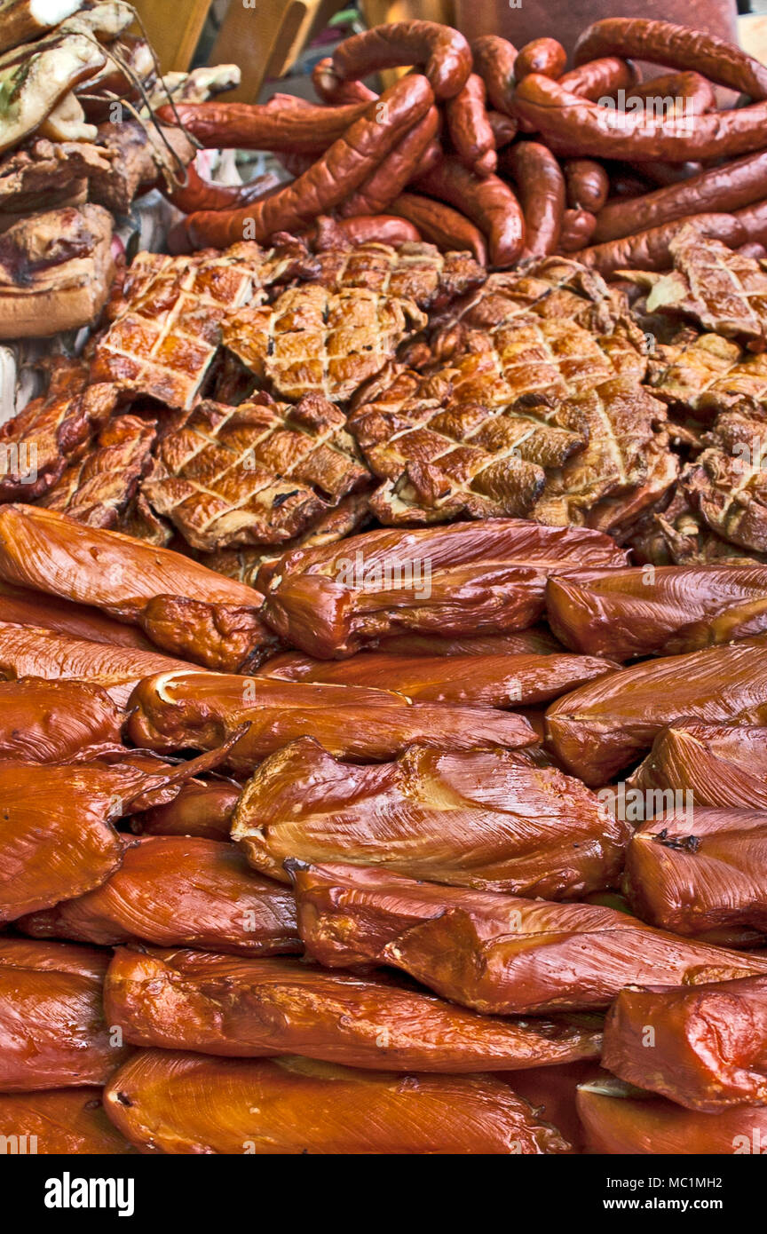 Plusieurs produits de viande séchée exposées à la vue et la dégustation avant la vente. Banque D'Images Plusieurs produits de viande séchée exposées à la vue et la dégustation avant la vente. Banque D'Images