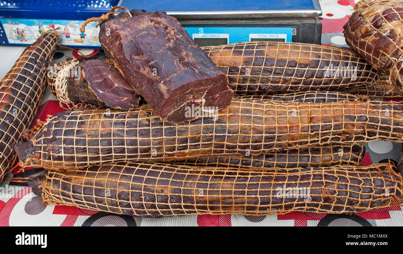 Plusieurs produits de viande séchée exposées à la vue et la dégustation avant la vente. Banque D'Images Plusieurs produits de viande séchée exposées à la vue et la dégustation avant la vente. Banque D'Images