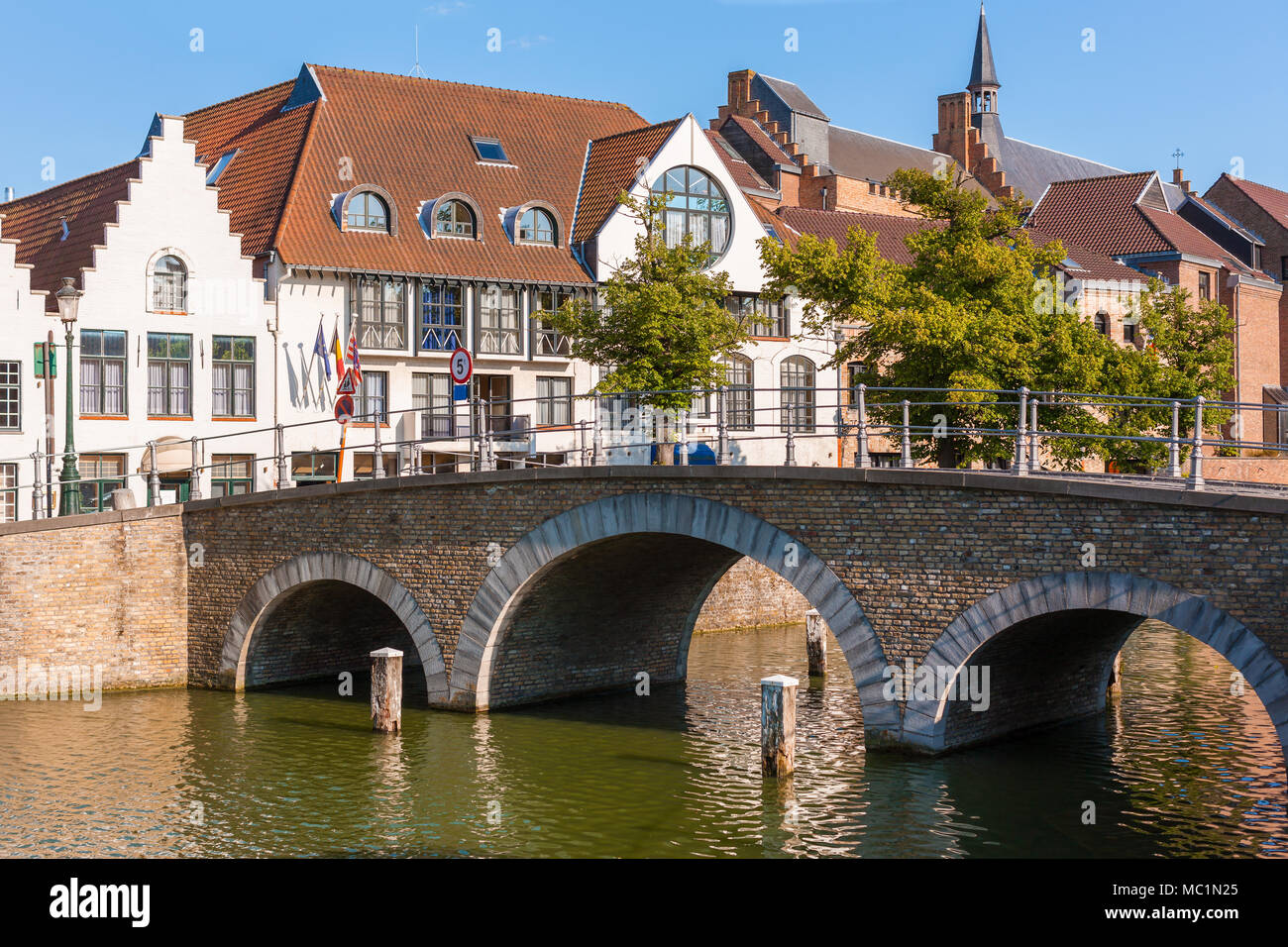 Petit pont de pierre à travers Langerei Canal de Bruges, Brugge, Belgique. Seulement pour le trafic local. Banque D'Images