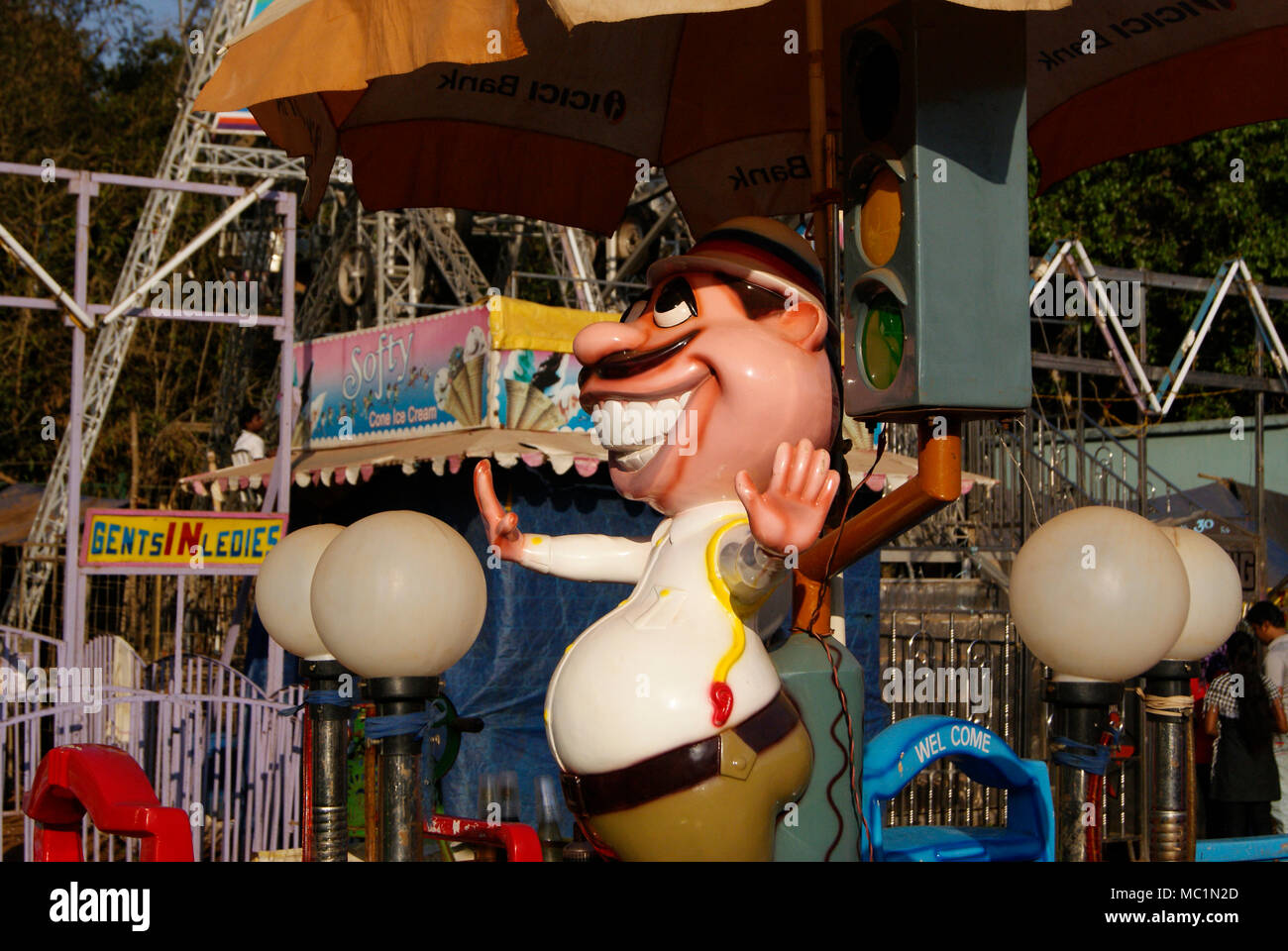 La police de la circulation de rire funny statue au parc d'enfants dans l'Inde d'Odisha Banque D'Images