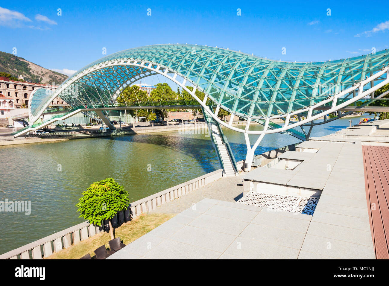 Tbilissi, Géorgie - 16 septembre 2015 : Le Pont de la paix est une passerelle au-dessus de la rivière Kura (Mtkvari) à Tbilissi (Géorgie). Banque D'Images