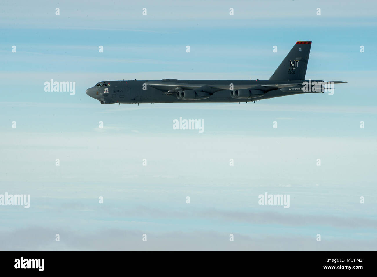 Un B-52 Stratofortress déployés à partir de Minot Air Force Base, N.D., à RAF Fairford, Angleterre, vole au-dessus de la France à la corse gamme de formation le 24 janvier 2018. Au cours de la formation, les B-52 formés avec l'United States Marine Corps à l'appui tactique. Un total de quatre bombardiers stratégiques à partir de la 5e Escadre bombe mènent theatre l'intégration et la participation à la formation avec des partenaires, aux nations alliées et d'autres unités de l'US Air Force. (U.S. Air Force photo de Tech. Le Sgt. Joshua J. Garcia) Banque D'Images