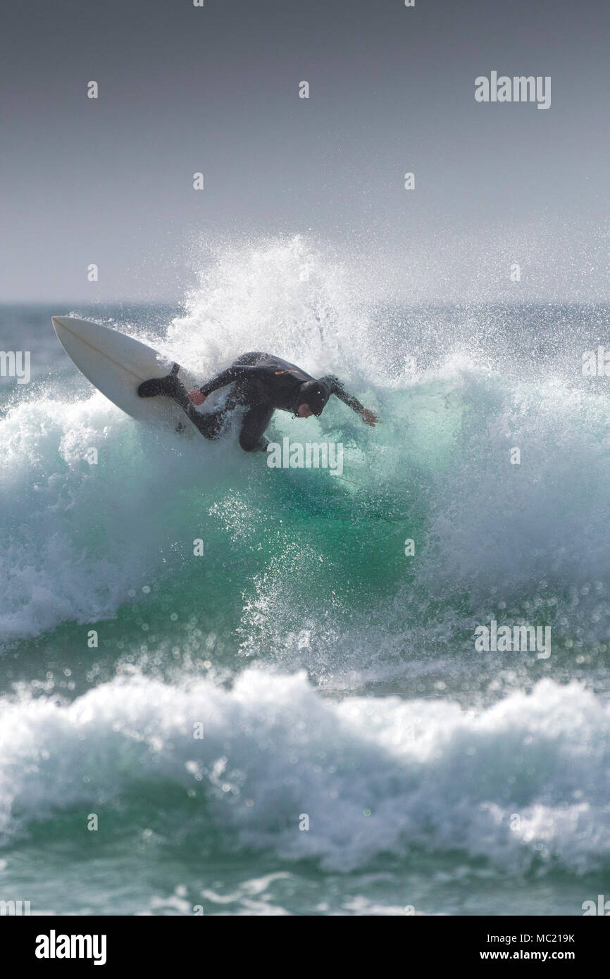 Surf à l'action spectaculaire dans Fistral Newquay Cornwall. Banque D'Images