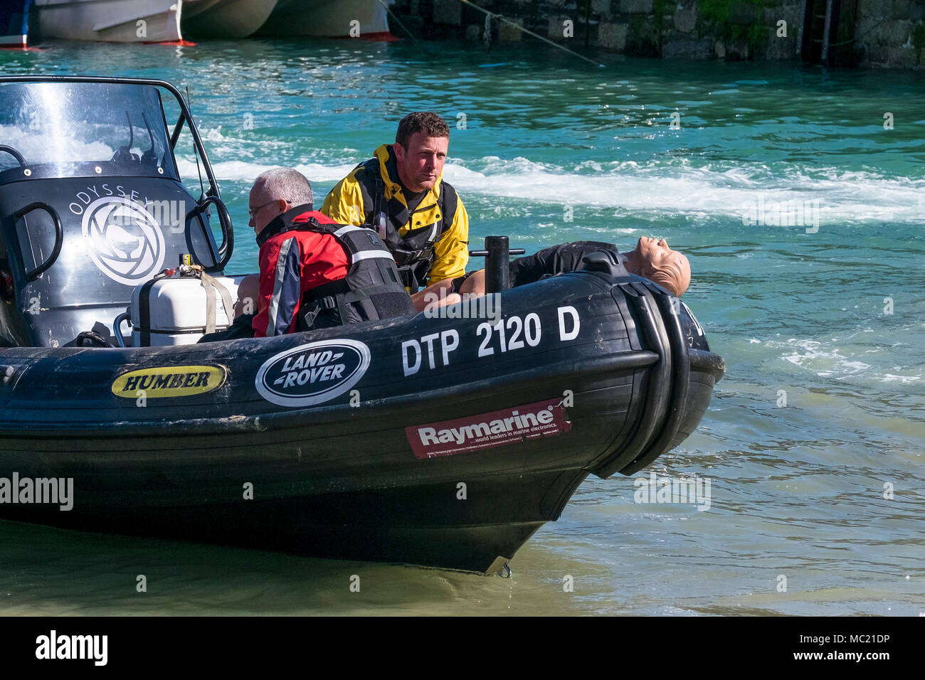 Les bénévoles et les professionnels de la santé participant à un GMICE (une bonne médecine dans des environnements difficiles) incident majeur de l'exercice dans le port de Newquay. Banque D'Images