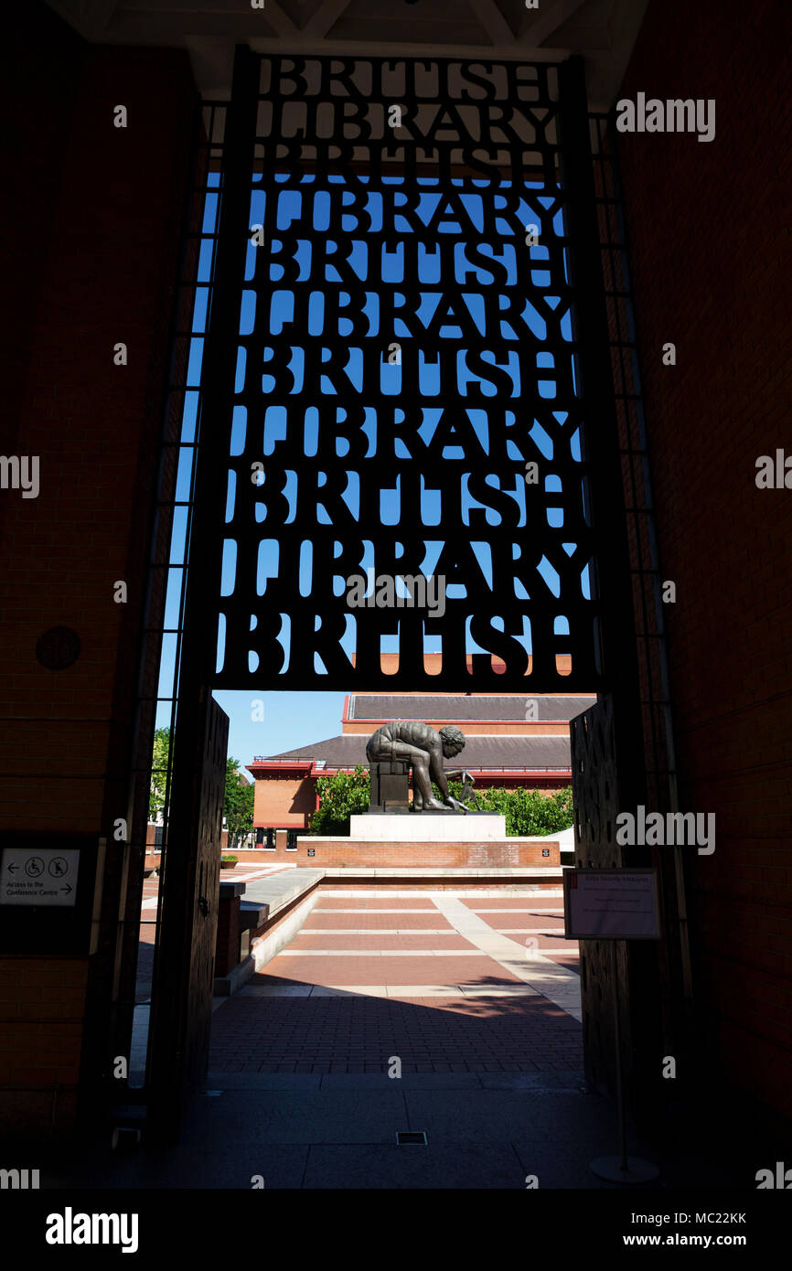 Isaac Newton à l'extérieur de la statue de la British Library de Londres. Banque D'Images