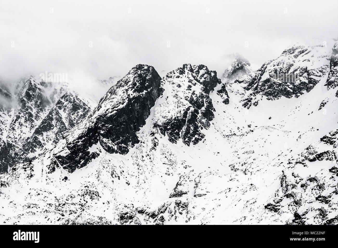 Tatry montagnes aux sommets couverts de neige en Pologne (vue de Kasprowy Wierch). Banque D'Images