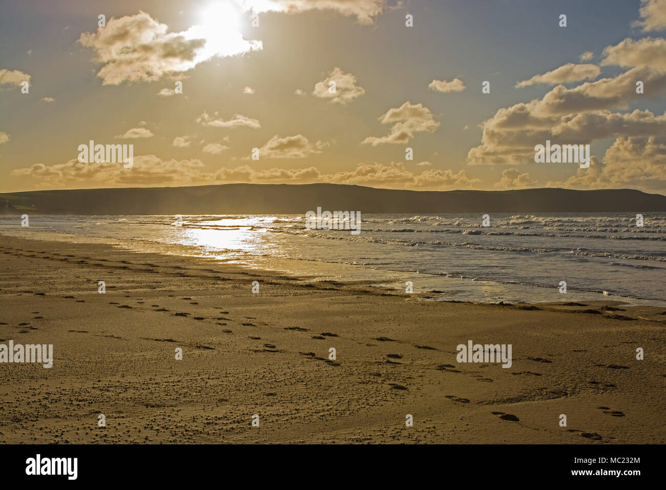 Plage de sable à sable Woolacombe près de Barnstaple dans le Nord du Devon, Angleterre. En contre-jour photographie contre le soleil. Banque D'Images