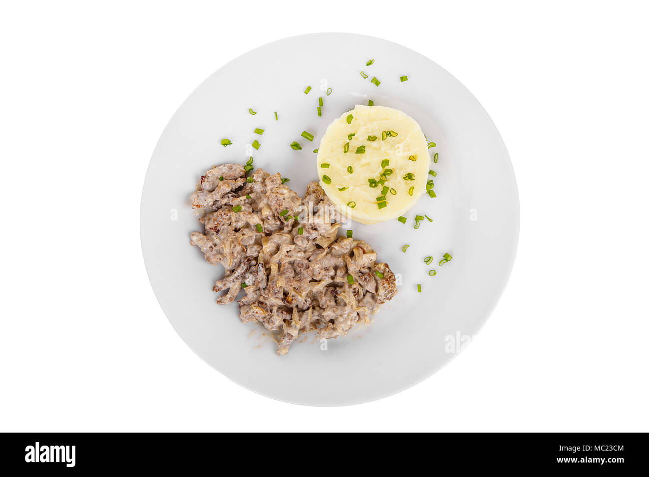 Frikasse de boeuf, porc, viande d'agneau avec salade de pommes de terre en purée, les oignons verts sur un plateau isolé sur fond blanc. Filet juteux, rôti. Pour le menu b Banque D'Images