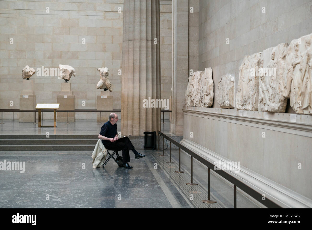 Londres. L'Angleterre. Croquis de l'artiste de la frise du Parthénon (Parthénon) dans la galerie de Nerval du British Museum. Frise du Parthénon (Elgi Banque D'Images