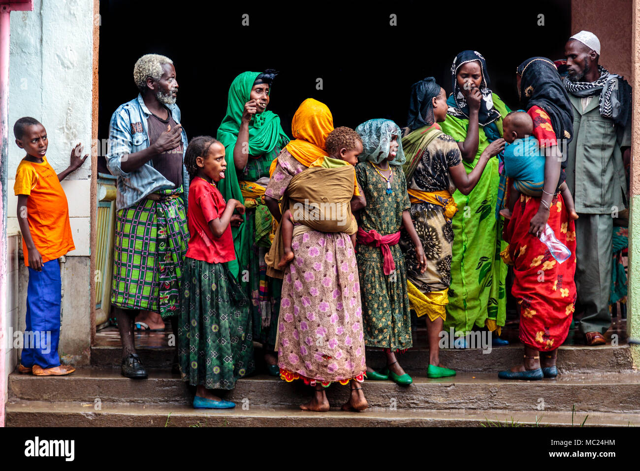 Les Éthiopiens en attente d'un bus près de Dire Dawa, Ethiopie Banque D'Images