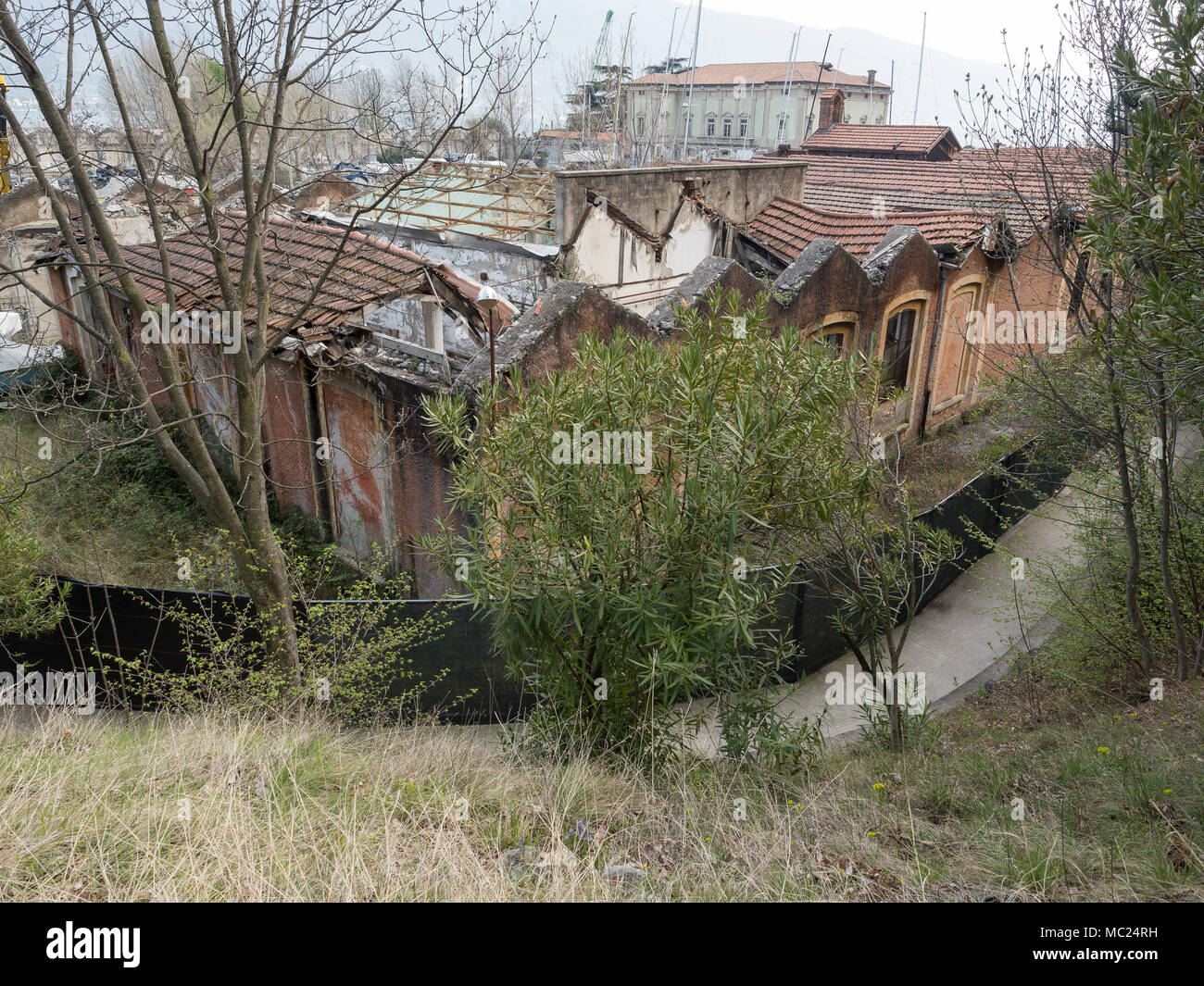 Construction abandonnée sur le site de garde lac montagne Banque D'Images