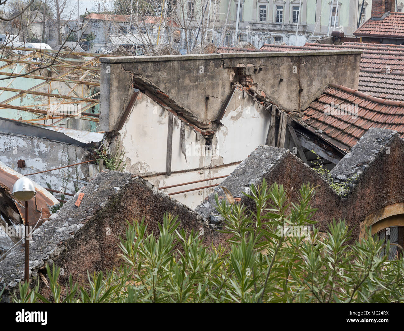 Construction abandonnée sur le site de garde lac montagne Banque D'Images