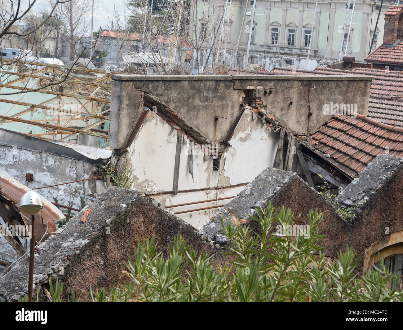 Construction abandonnée sur le site de garde lac montagne Banque D'Images