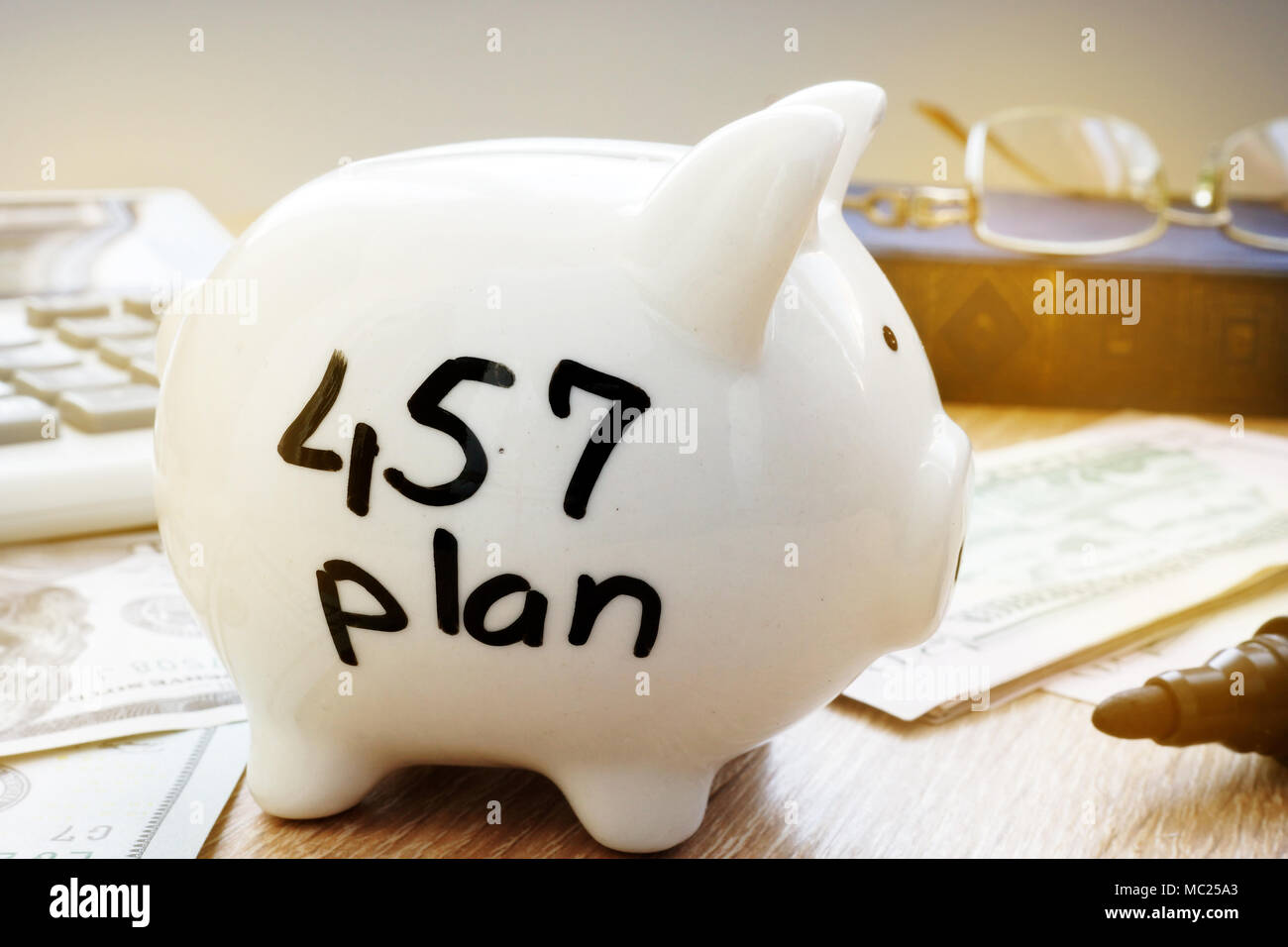 Plan de retraite. 457 plan rédigé sur un côté de tirelire. Banque D'Images