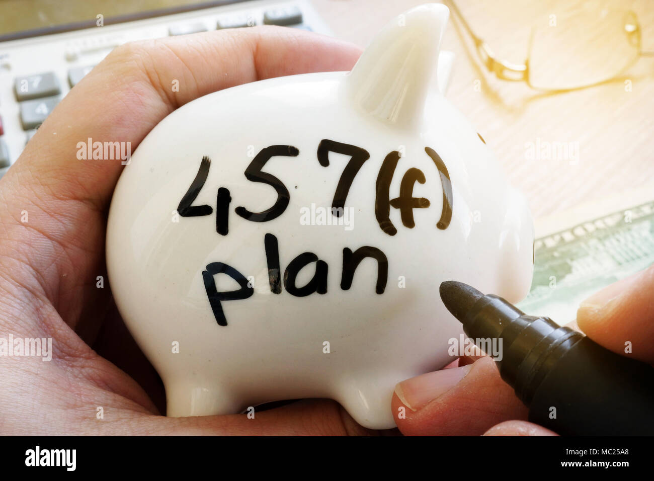 Tirelire avec signe 457f plan. Régime de pension. Banque D'Images