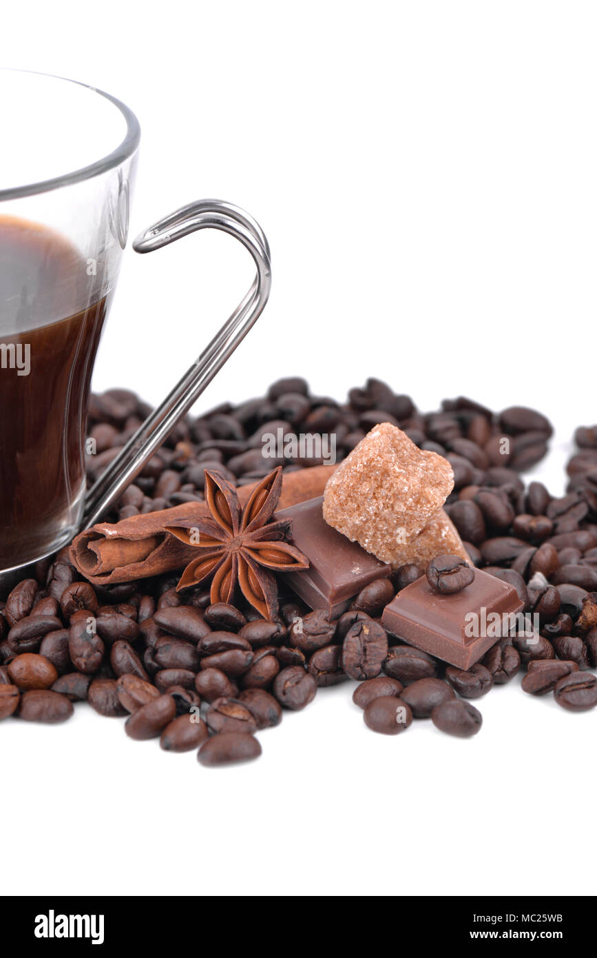 Grande tasse de café en grains de café, étoile d'anis, chocolat et sucre sur fond blanc Banque D'Images