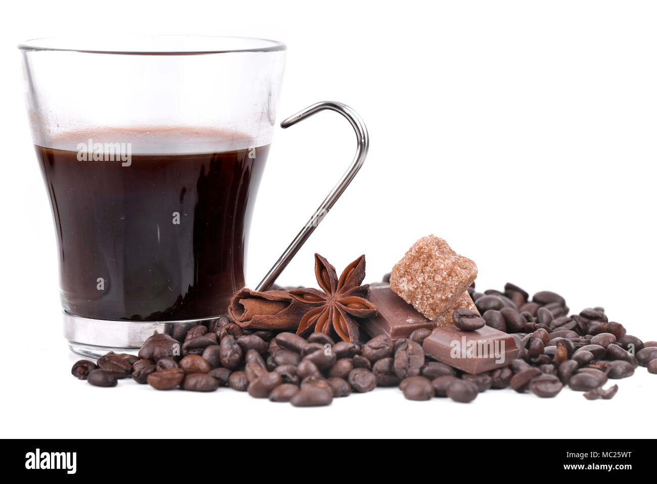 Grande tasse de café en grains de café, étoile d'anis, chocolat et sucre sur fond blanc Banque D'Images