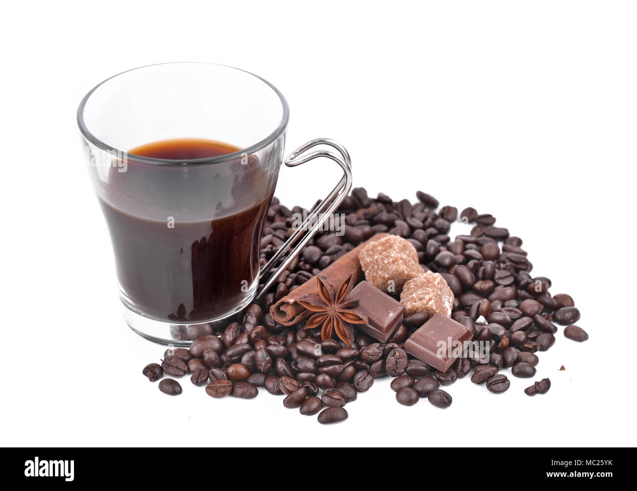 Grande tasse de café en grains de café, étoile d'anis, chocolat et sucre sur fond blanc Banque D'Images