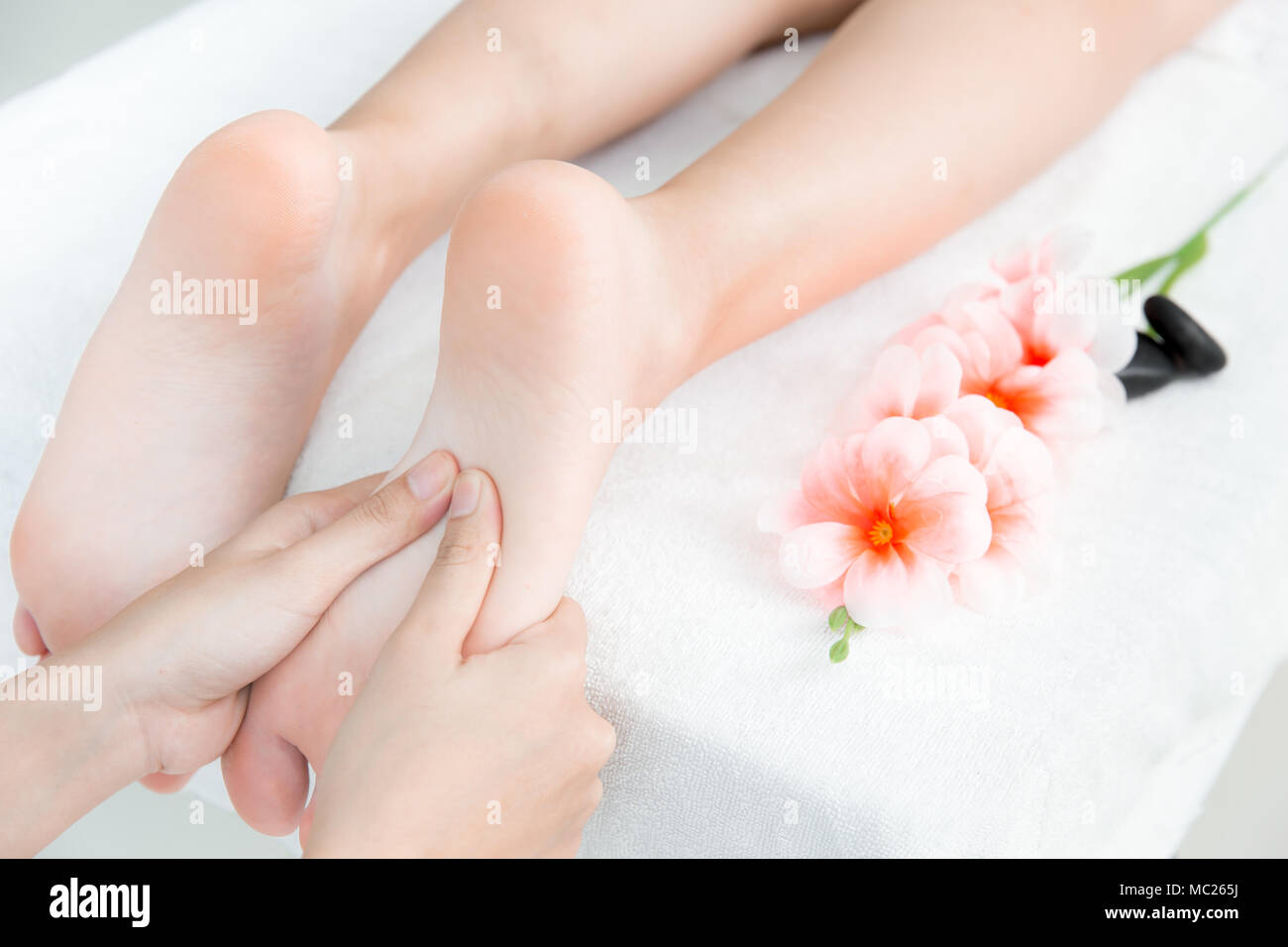 Presse manuelle à massage des pieds et Spa concept propre blanc en bonne santé détente Banque D'Images