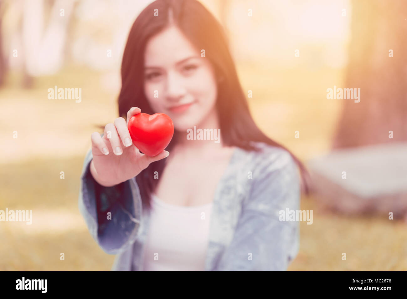 Cute Asian woman hold cœur rouge vintage sahara pour partager l'amour ensemble concept Banque D'Images
