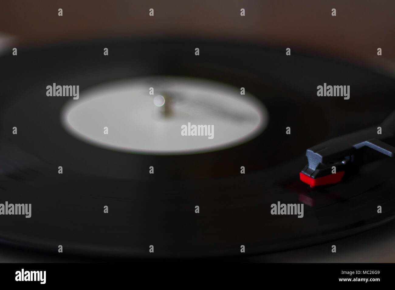 Vintage Record Player aiguille sur une Spinning Vinyl Banque D'Images