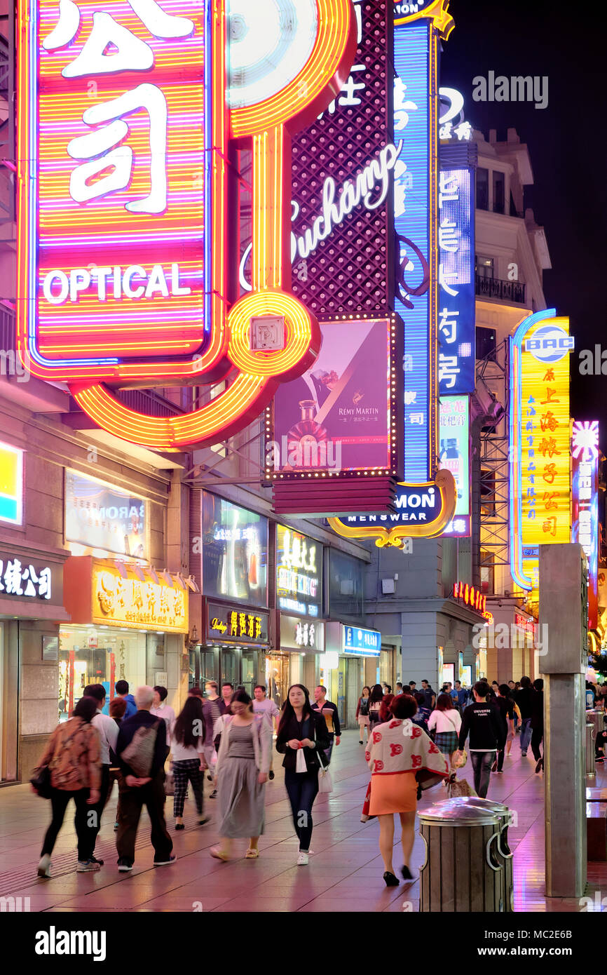 Néons et shoppers sur Nanjing Road la nuit, Shanghai, Chine Banque D'Images
