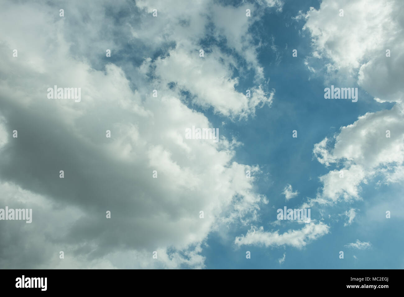 C'est le ciel de Corée. En Corée, il est difficile de voir clair ciel parce que la pollution est grave. L'image ci-dessus a été prise le jour après la pluie. Banque D'Images