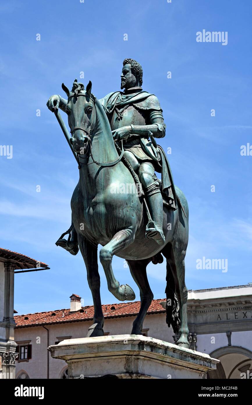 La Piazza della Santissima Annunziata, statue équestre, de, Ferdinand I de Médicis, Grand-duc de Toscane, Florence, Toscane, Italie. Banque D'Images