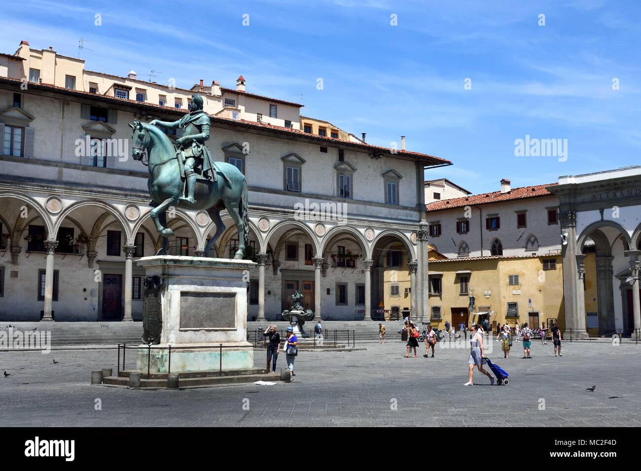 La Piazza della Santissima Annunziata, statue équestre, de, Ferdinand I de Médicis, Grand-duc de Toscane, Florence, Toscane, Italie. Banque D'Images