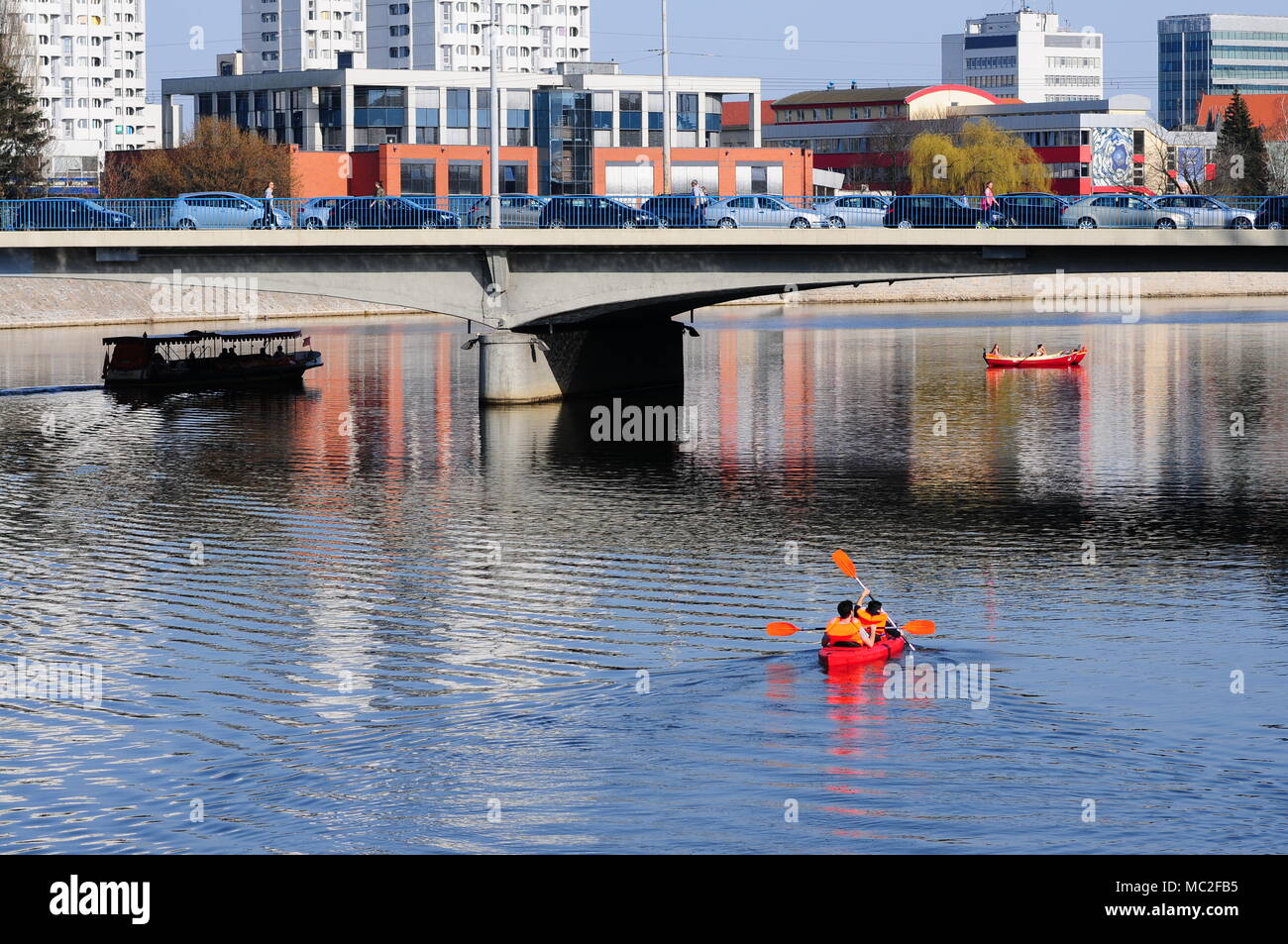 Personnes kayak dans le centre-ville, sur la rivière Odra. Wroclaw. Pologne Avril 2018 Banque D'Images
