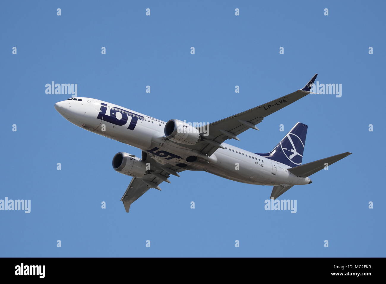 LOT Polish Airlines Boeing 737 MAX SP LVA décollant de l'aéroport Heathrow de Londres, UK Banque D'Images