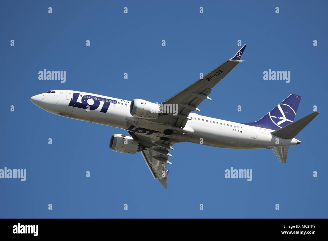 LOT Polish Airlines Boeing 737 MAX SP LVA décollant de l'aéroport Heathrow de Londres, UK Banque D'Images