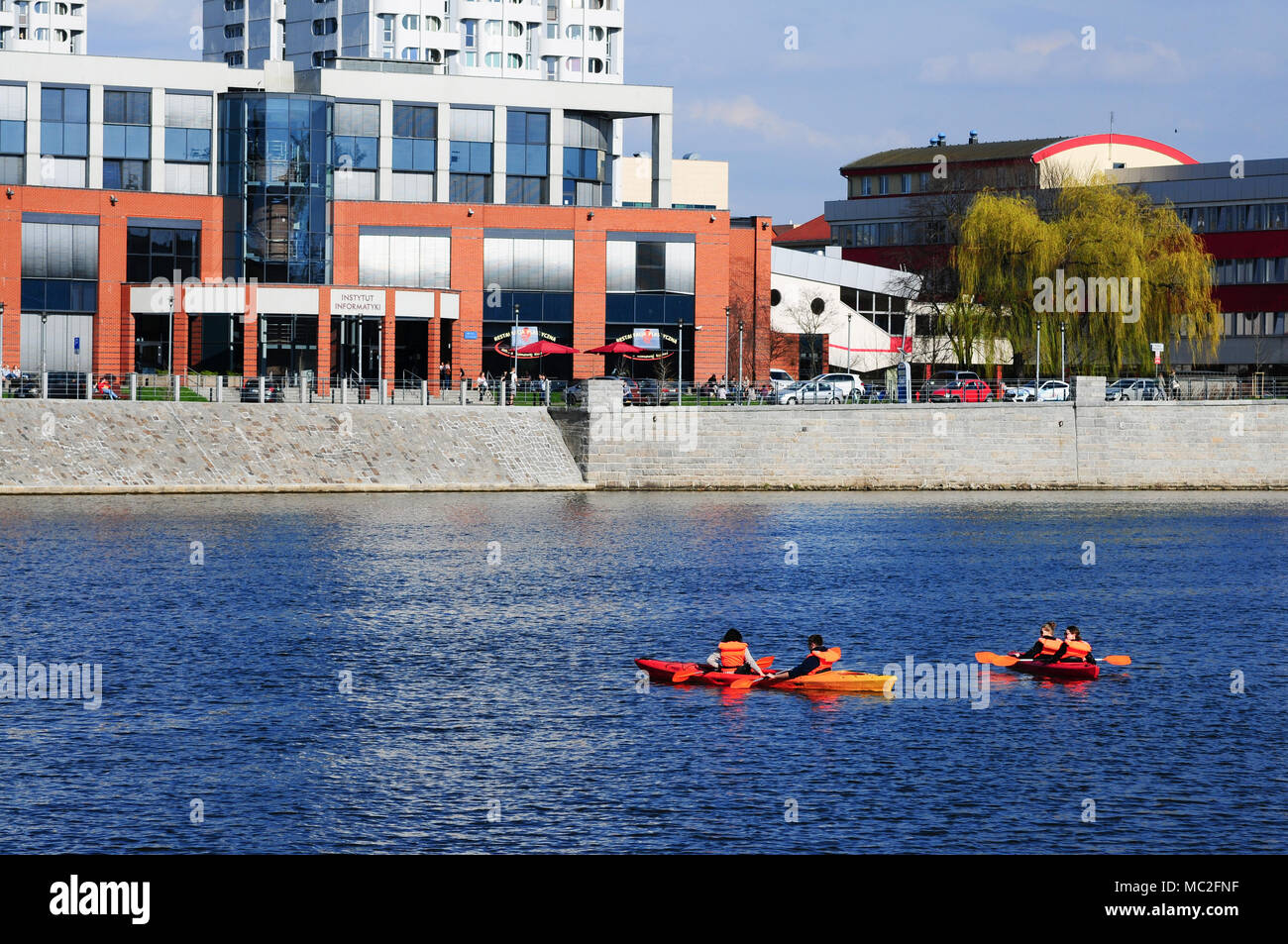 Personnes kayak dans le centre-ville, sur la rivière Odra. Wroclaw. Pologne Avril 2018 Banque D'Images
